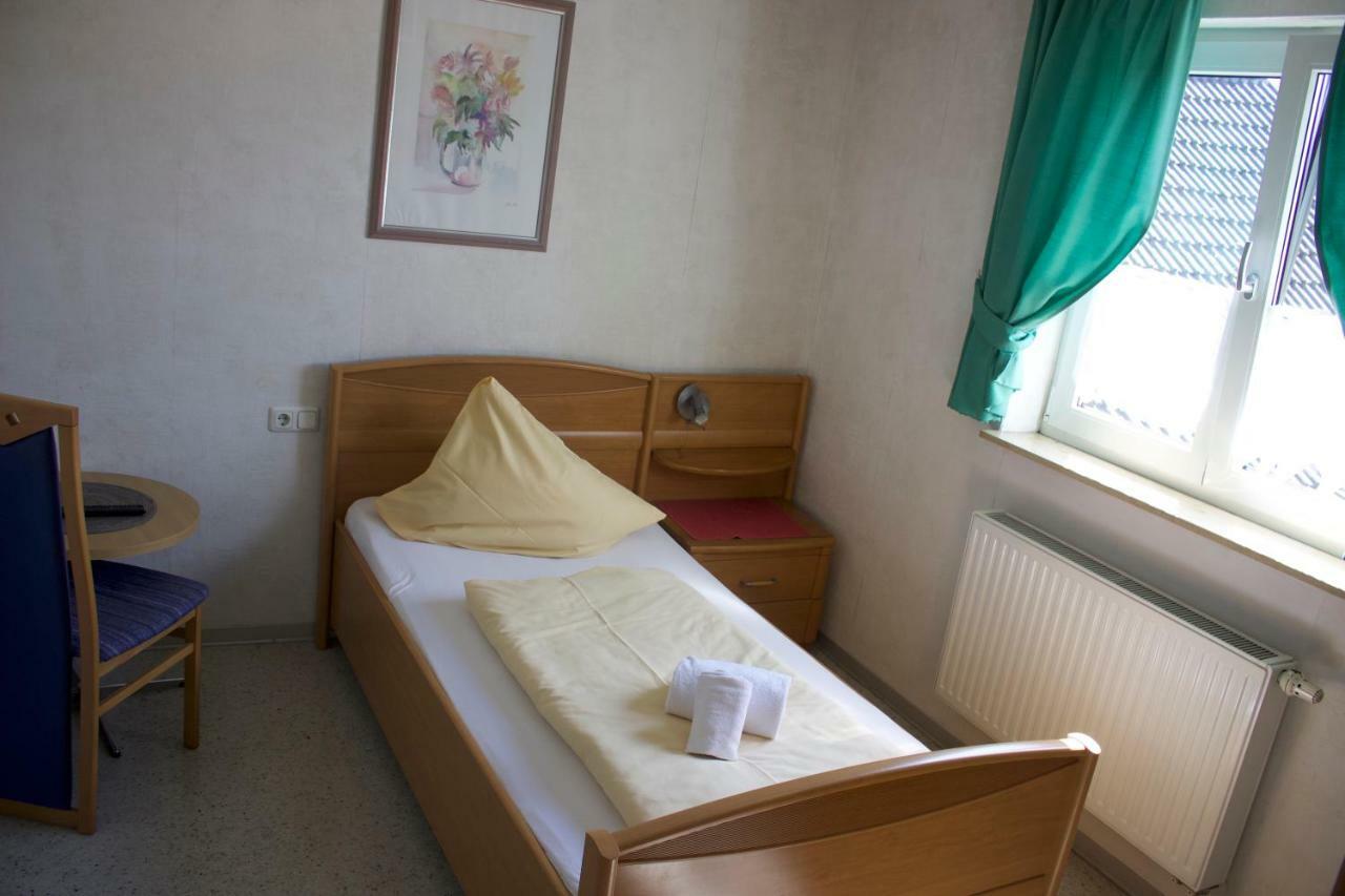 Pension Goldene Mitte Groß-Zimmern Exteriör bild